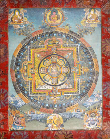 Thangka mit Darstellung des Mandala von Vairocana in Brokatmontierung - photo 1