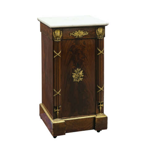 A bedside table - фото 1