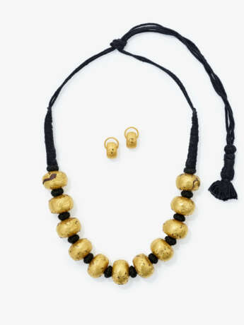 A necklace and earrings - photo 2