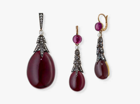 A demi-parure consisting of a pendant/locket and a pair of drop earrings with garnets, diamonds, and white pearls - фото 1