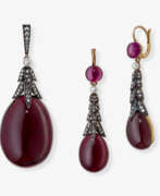 Ювелирные изделия. A demi-parure consisting of a pendant/locket and a pair of drop earrings with garnets, diamonds, and white pearls