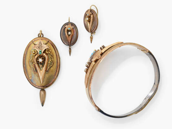 A parure consisting of a bangle, a pair of earrings, and a brooch/pendant with turquoises and seed pearls - фото 1