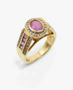 Кольца и перстни. A ring with pink sapphire and brilliant-cut diamonds