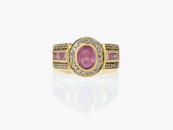 A ring with pink sapphire and brilliant-cut diamonds - фото 2