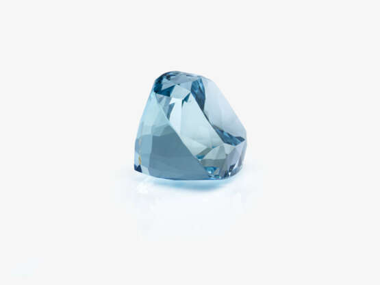 An unset "azure-blue symphony" aquamarine weighing over 18 carats - фото 3