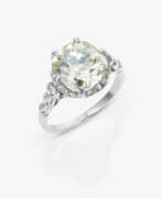 Кольца и перстни. A ring with a large cushion-cut diamond