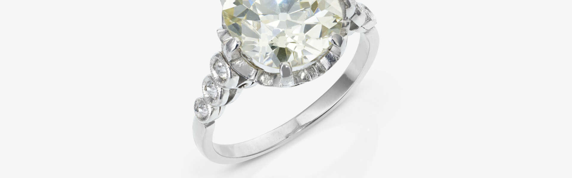Ring mit großem Diamanten im Kissenschliff