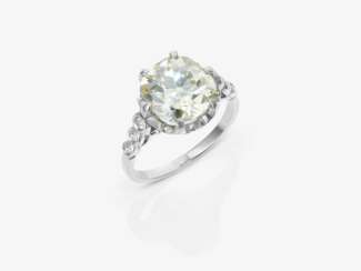 Ring mit großem Diamanten im Kissenschliff