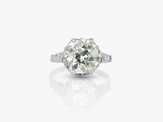 A ring with a large cushion-cut diamond - photo 2