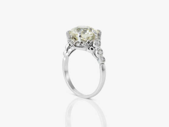 A ring with a large cushion-cut diamond - photo 3