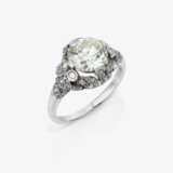 A ring with an old-European-cut diamond of approx. 2 ct. and diamonds - photo 1