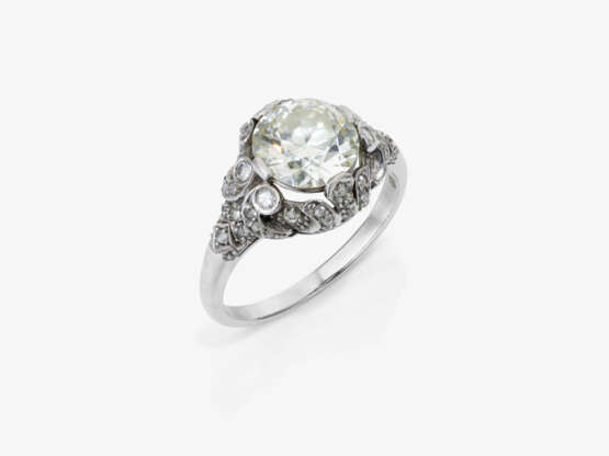 A ring with an old-European-cut diamond of approx. 2 ct. and diamonds - photo 1