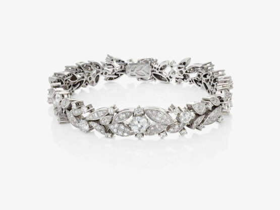 A bracelet with diamonds - фото 1