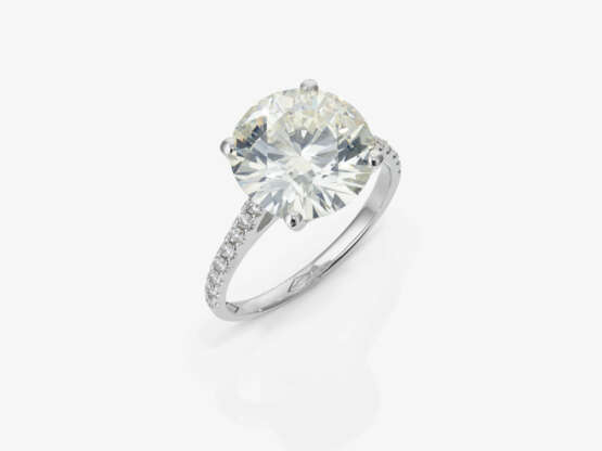 Klassicher Solitärring besetzt mit einem 4,93 karätigen Brillanten - Foto 1