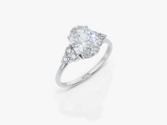 An eternity ring decorated with an oval 2.05-carat diamond and small brilliant-cut diamonds - photo 1