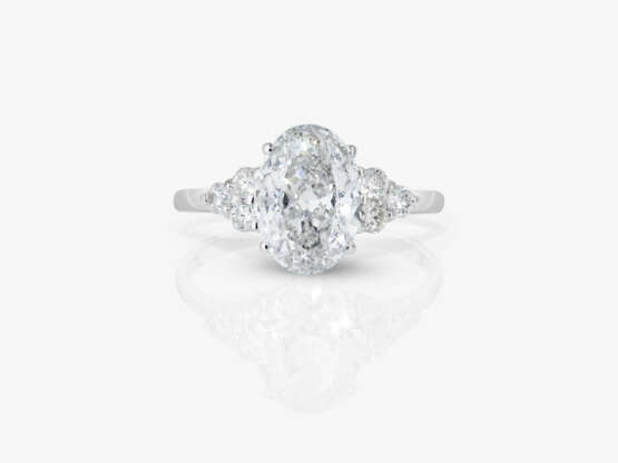 An eternity ring decorated with an oval 2.05-carat diamond and small brilliant-cut diamonds - photo 2
