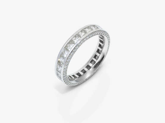 An eternity ring with diamonds - photo 1