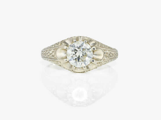 A ring with a brilliant-cut diamond - фото 2