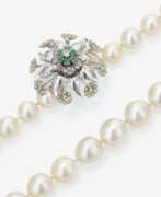 Ювелирные изделия. A South Sea cultured pearl necklace with a striking and convertible decorative clasp