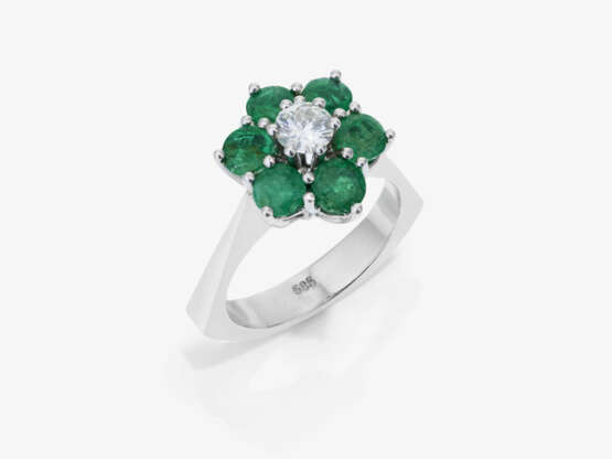 A Vintage entourage ring decorated with emeralds and a brilliant-cut diamond - photo 1