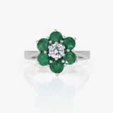 A Vintage entourage ring decorated with emeralds and a brilliant-cut diamond - photo 2