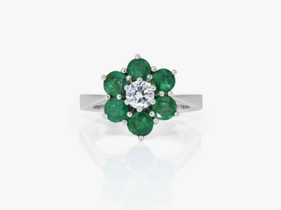 A Vintage entourage ring decorated with emeralds and a brilliant-cut diamond - photo 2