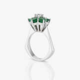 A Vintage entourage ring decorated with emeralds and a brilliant-cut diamond - photo 3
