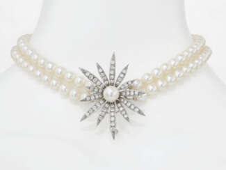A Vintage 2-strand cultured pearl necklace with a floral, convertible decorative clip