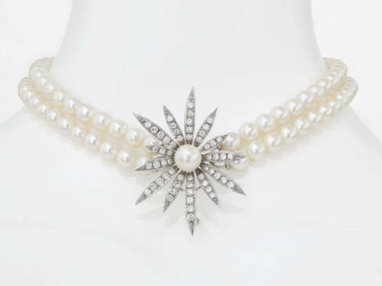 A Vintage 2-strand cultured pearl necklace with a floral, convertible decorative clip - photo 1