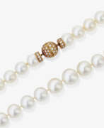 Колье и цепочки. A South Sea cultured pearl necklace with gold ball clasp and diamonds