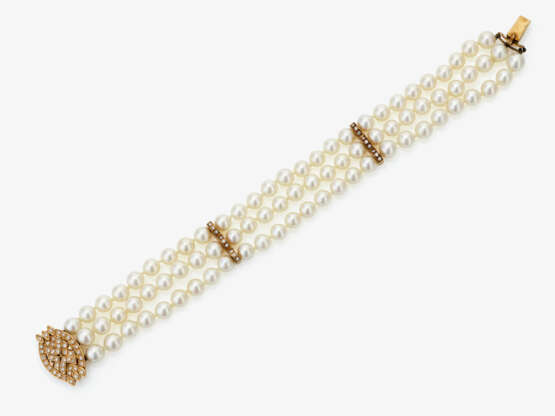 A three-strand Akoya cultured pearl bracelet with diamond-studded clasp - photo 2