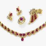 A set consisting of a necklace, pendant/brooch, a pair of clip earrings, and a ring with rubies and brilliant-cut diamonds - photo 1
