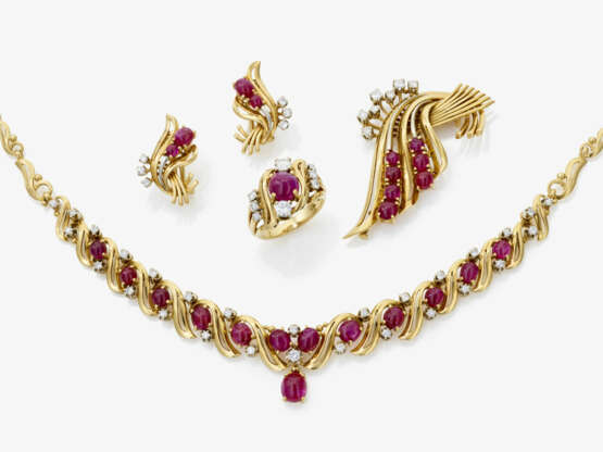 A set consisting of a necklace, pendant/brooch, a pair of clip earrings, and a ring with rubies and brilliant-cut diamonds - photo 1