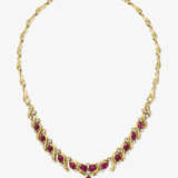 A set consisting of a necklace, pendant/brooch, a pair of clip earrings, and a ring with rubies and brilliant-cut diamonds - photo 2