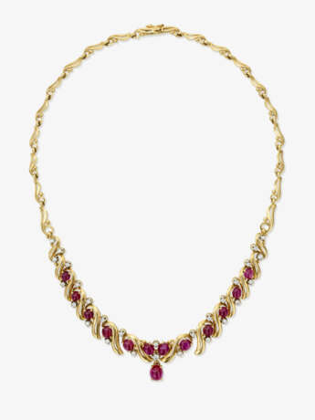 A set consisting of a necklace, pendant/brooch, a pair of clip earrings, and a ring with rubies and brilliant-cut diamonds - photo 2