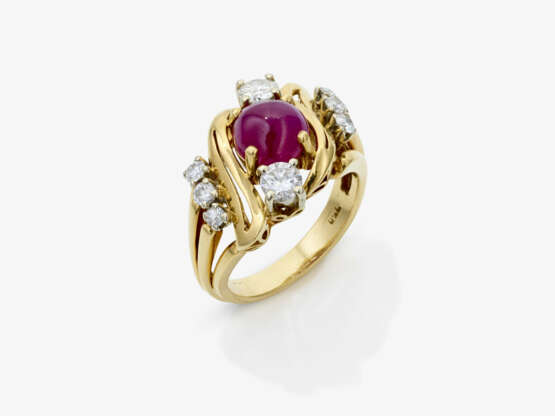 A set consisting of a necklace, pendant/brooch, a pair of clip earrings, and a ring with rubies and brilliant-cut diamonds - photo 3