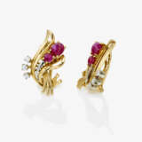 A set consisting of a necklace, pendant/brooch, a pair of clip earrings, and a ring with rubies and brilliant-cut diamonds - photo 4