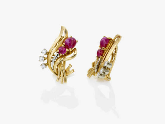 A set consisting of a necklace, pendant/brooch, a pair of clip earrings, and a ring with rubies and brilliant-cut diamonds - photo 4