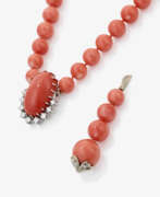Neck jewellery. A magnificent Midway coral bead necklace with two convertible intermediate pieces