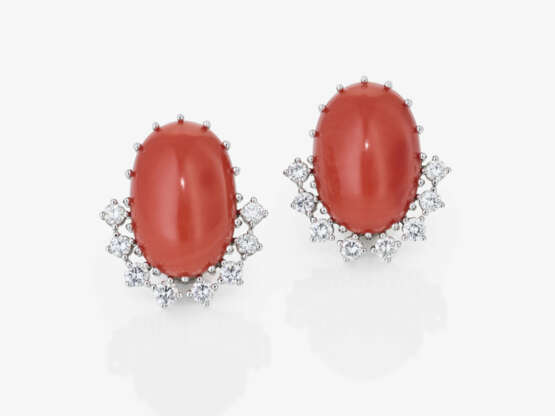 Vintage stud earrings set with very fine Midway corals and brilliant-cut diamonds - photo 2
