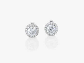A pair of exquisite stud earrings decorated with brilliant-cut diamonds