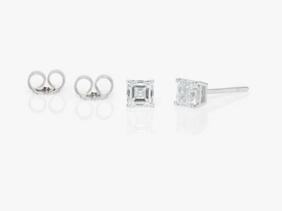 A pair of classic stud earrings set with square emerald-cut diamonds - фото 2
