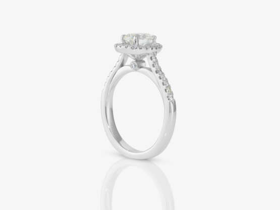 An elegant entourage-like diamond ring - photo 3