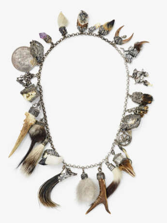 A charivari with twenty-six pendants - фото 2