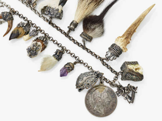 A charivari with twenty-six pendants - фото 3