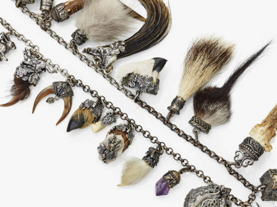 A charivari with twenty-six pendants - фото 4