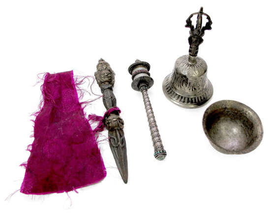 Gruppe von vier Metallobjekten: Gebetsmühle, Phurbu, Priesterglocke und Becher - Foto 1