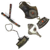Zwei Feuerzeugtaschen, eine Muscheltrompete und ein Messer in Scheide - photo 1