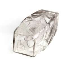 Grand vase en cristal lourd avec des iris luxueux. 