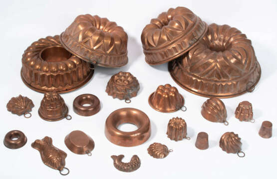 Lot: 11 Back- und Kaltformen - photo 1